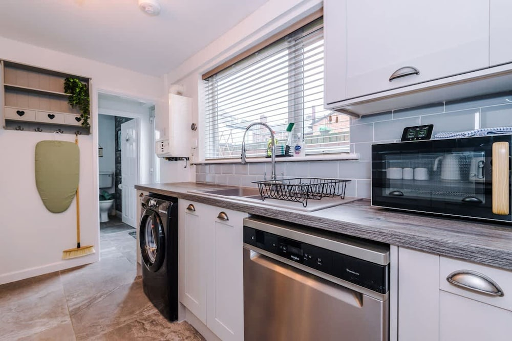 NEW Stylish Home City Centre Location Sleeps 6