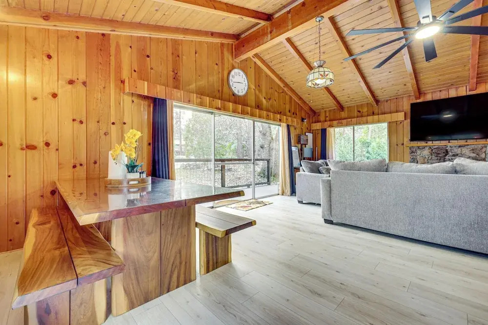 Peaceful Wooden Cabin, 2 Mi to Bass Lake!