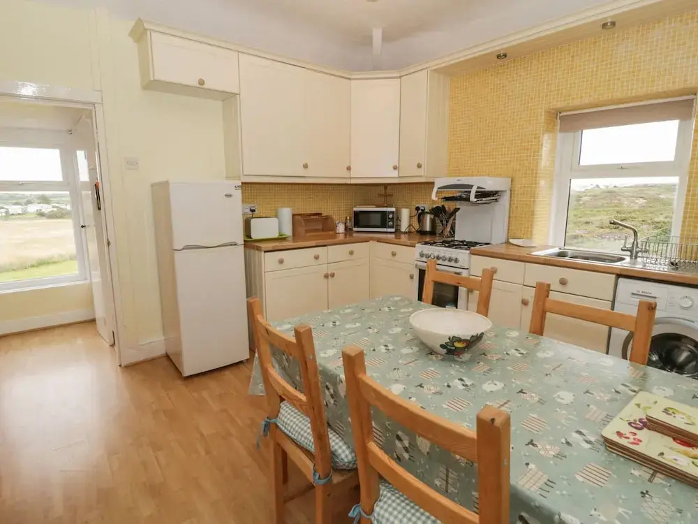 BRYN GORS-3 BED-FIRST FLOOR APT- YARDS FROM BEACH