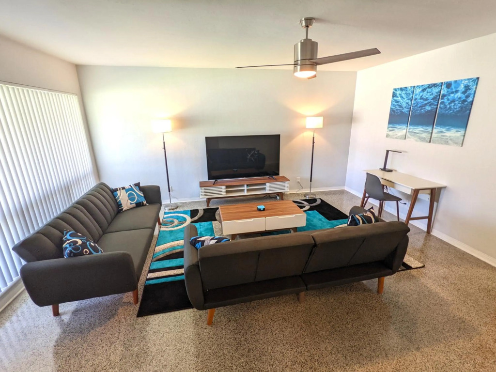 Paradise Awaits! Beach, King Bed, Private Yard & Workspace