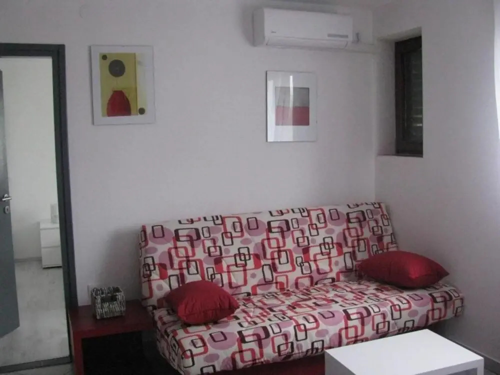 Xena - Comfort and Spacious - A2 Red