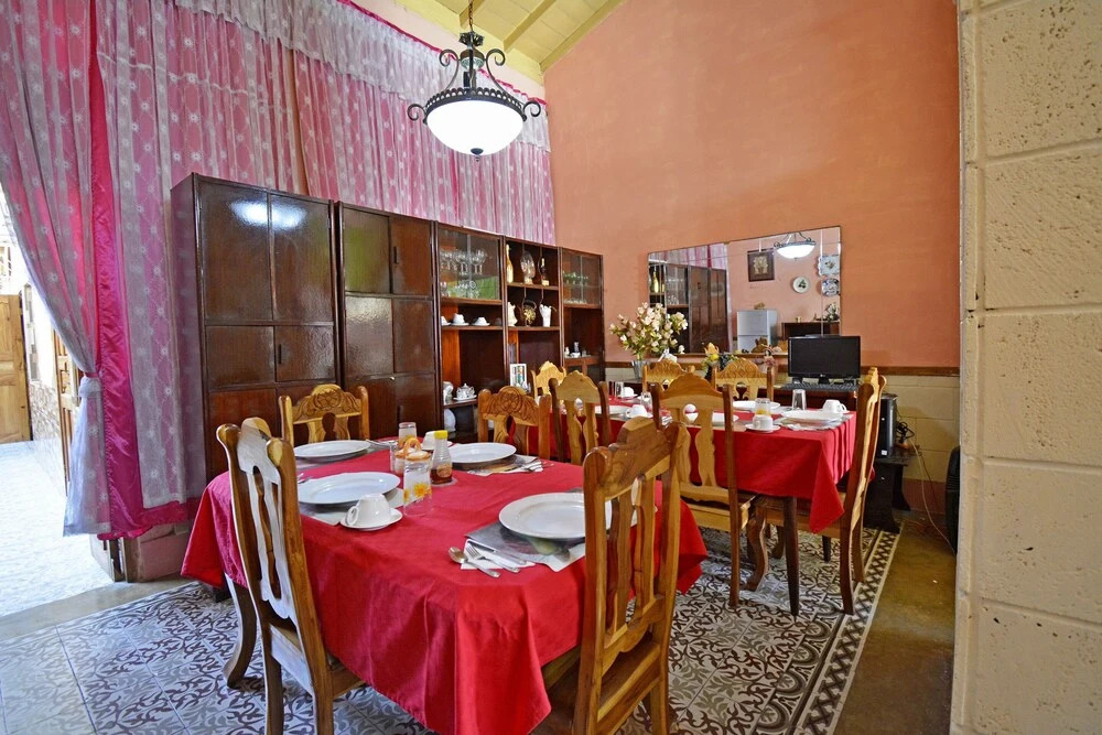 Cadena Hostal Roberto Carlos