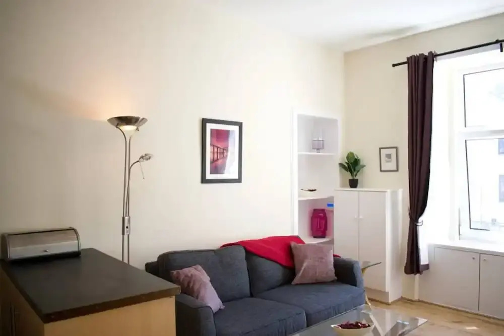 Fantastic 2 Bedroom Holyrood Apartment