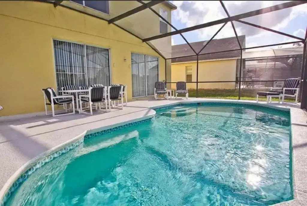 7 Bedroom, 4.5 Bath & Enclosed Pool. Lake View and 3 Miles to Disney!