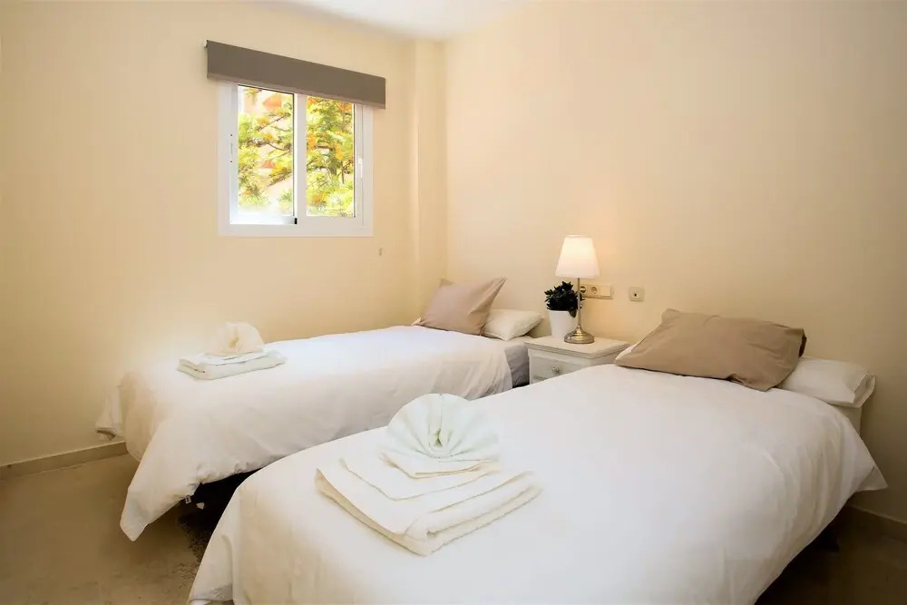 Delightful 2 Bed Apartment with sea views PW10