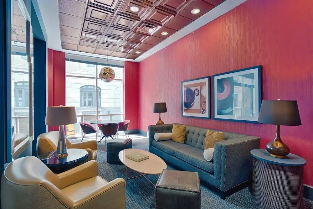 Honky Tonk Luxury 2BR/2BATH - Fast WIFI - Work Area - Free Parking! (CH2)