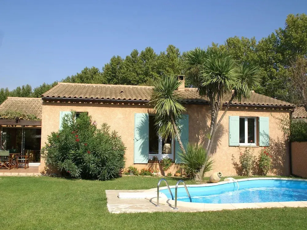 Cozy Holiday Home in Noves with Swimming Pool