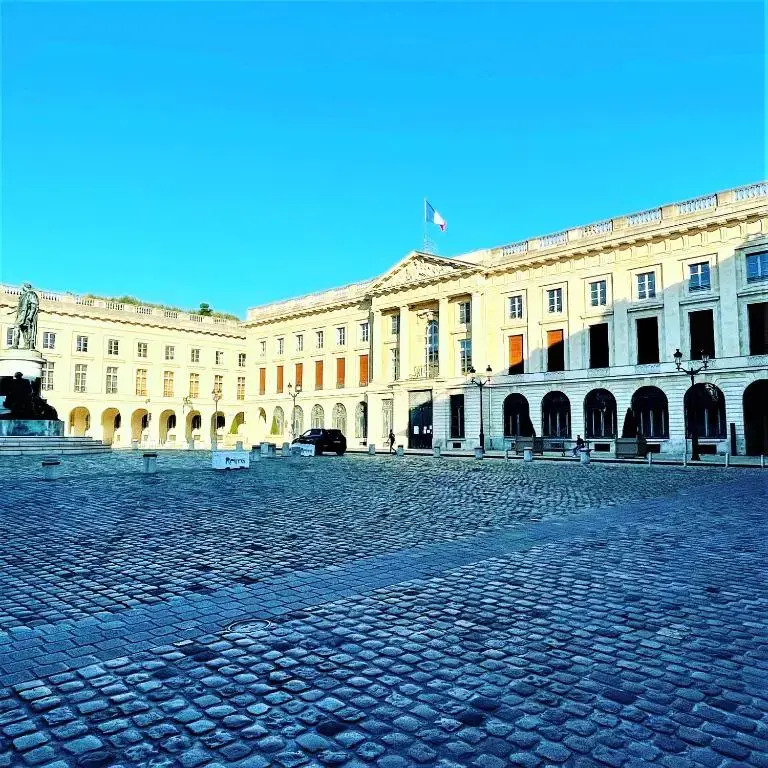 Charme de l'ancien pour cet appartement entièrement rénové dans l'hypercentre de Reims