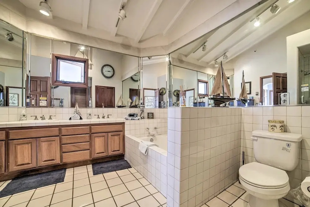 Ocean-view Hamilton Cove Penthouse W/ Pool & Gym 1 Bedroom Villa