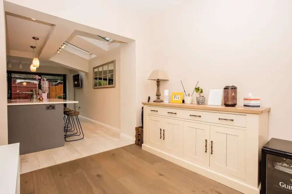 3 Bedroom Home With Skylight and Garden