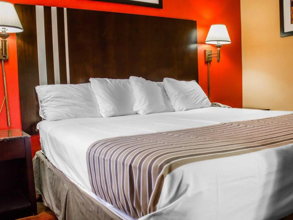 Rodeway Inn MacArthur Airport