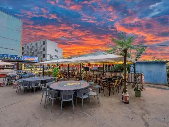 7+1 Holiday Hotel