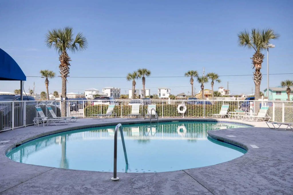 Amazing condo on the whites sands of Gulf Shores with outdoor pool