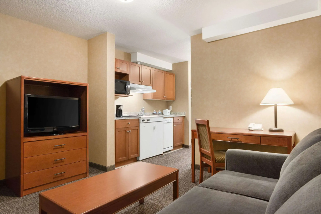 Days Inn & Suites by Wyndham Cochrane