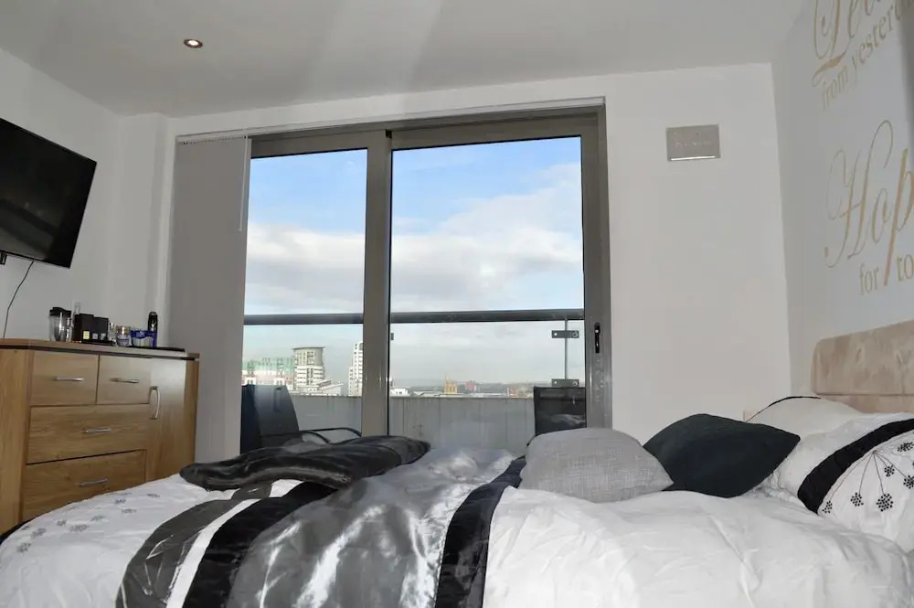 2 Bedroom Apartment With 2 Balconies in Manchester
