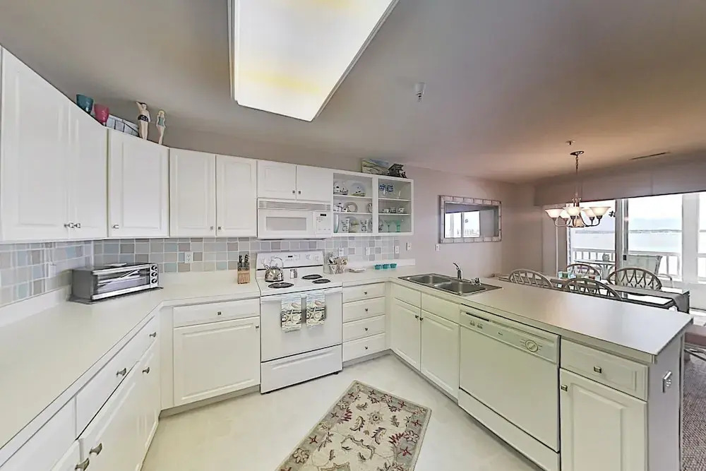 Bayfront W/ Private Balcony & Sweeping Views 2 Bedroom Condo