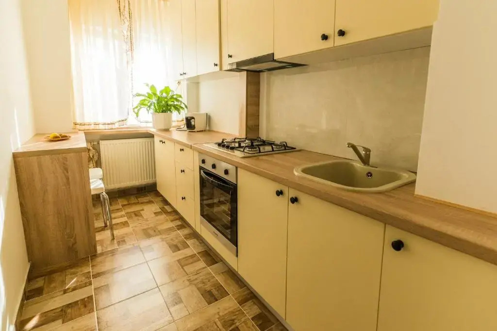 Tania Grand Apart