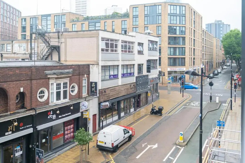 MAEVELA Apartments - Modern 2 Bedroom Apartment - Chinatown, Arcadian, City Centre - Large Juliet Balcony Windows - PS4 & Smart TV's