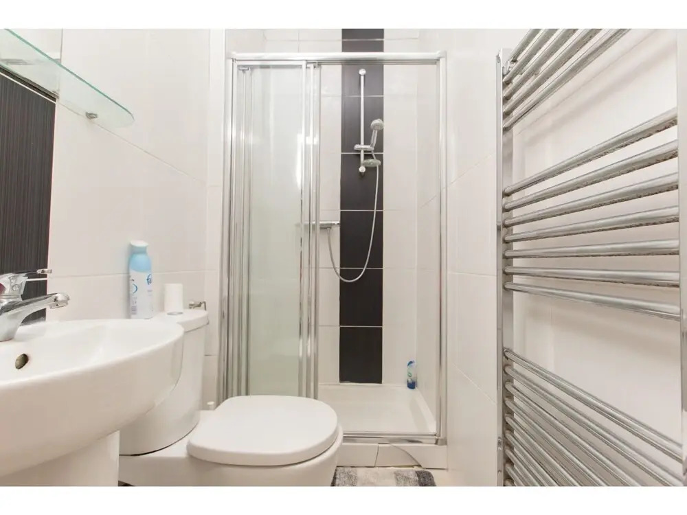 Spacious, Bright 5-br Flat for 10 in Edinburgh