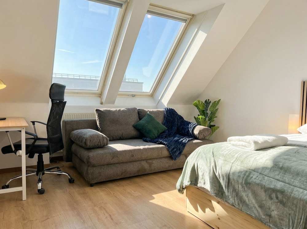 Lovely 3BR Apt With Balcony Rennweg