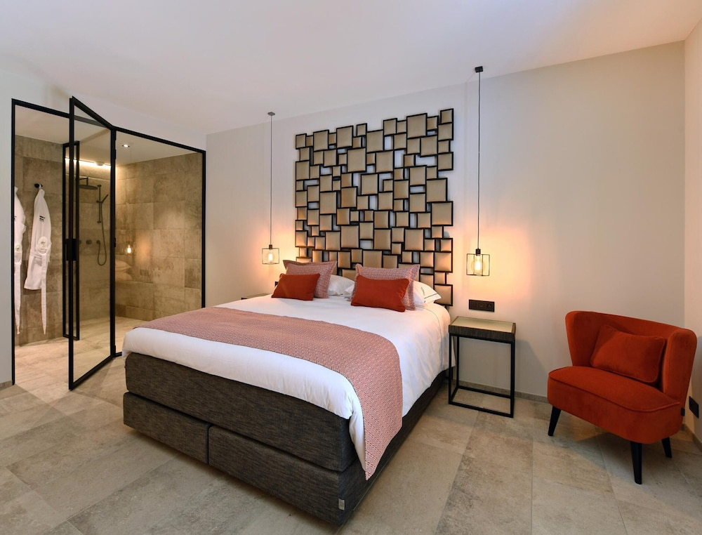 Villa with Pool & Suites for 12 Guests