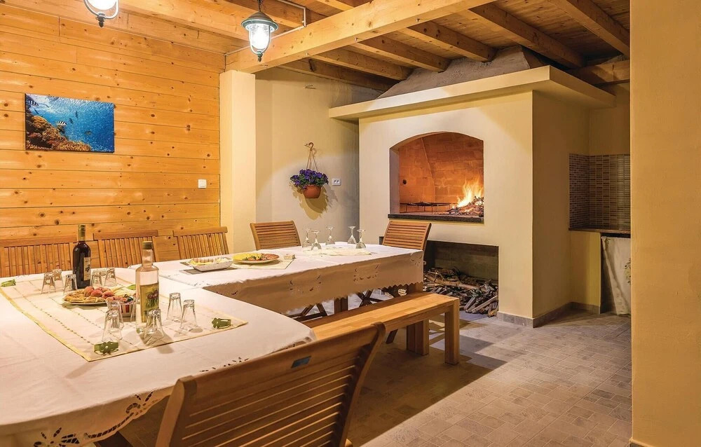Beautiful Home in Zatoglav With Wifi and 4 Bedrooms