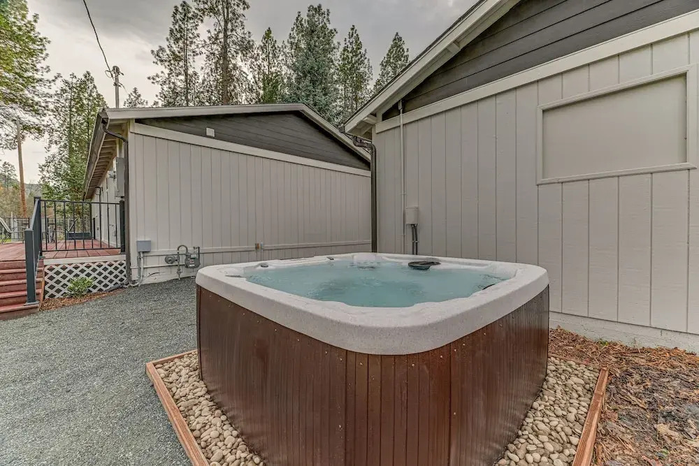 Delightful Grants Pass Home With Hot Tub!