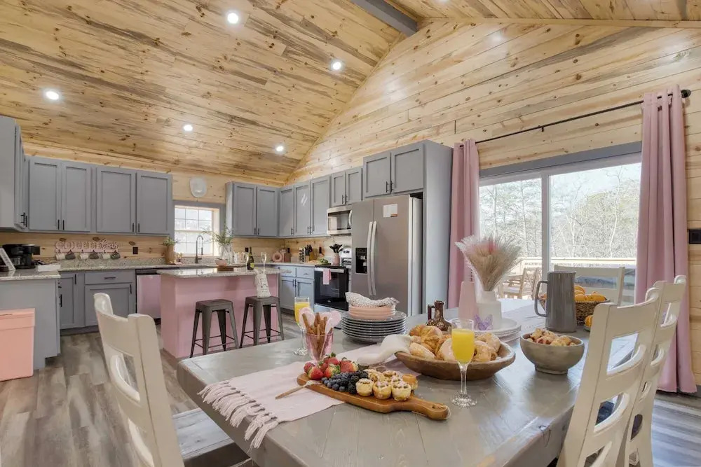 Pink Pines by Avantstay Luxury Aesthetic Dream Home, Indoor Pool, Hot Tub