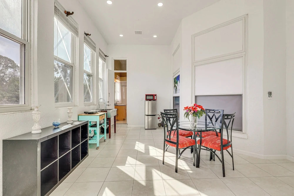 Near Apollo Beach! Bright Apt w/ Essentials