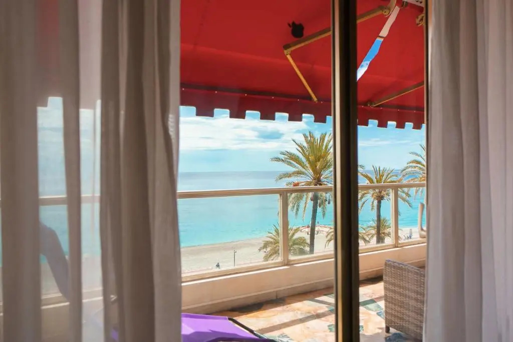 Like in a Boat , 2BR 2BA with big balcony in front of the sea