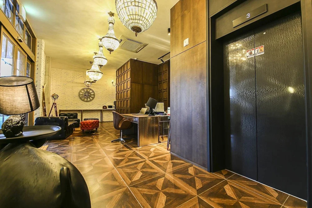 Lerocherrouge Hotel