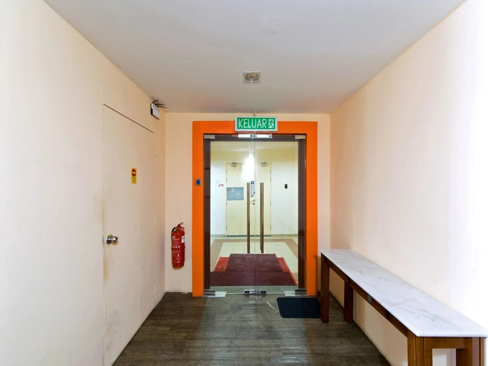 OYO 137 1st Centro Hotel