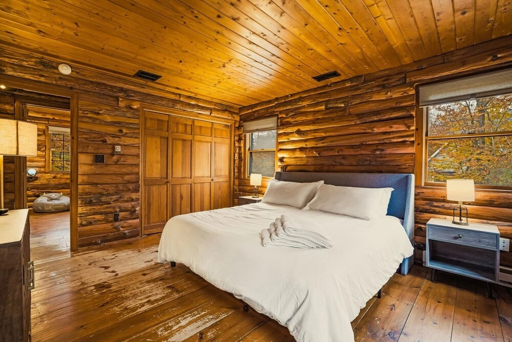 Authentic Log House With Modern Finishes - Game Room & Hot Tub - Pocono Mountains 4 Bedroom Residence by Redawning