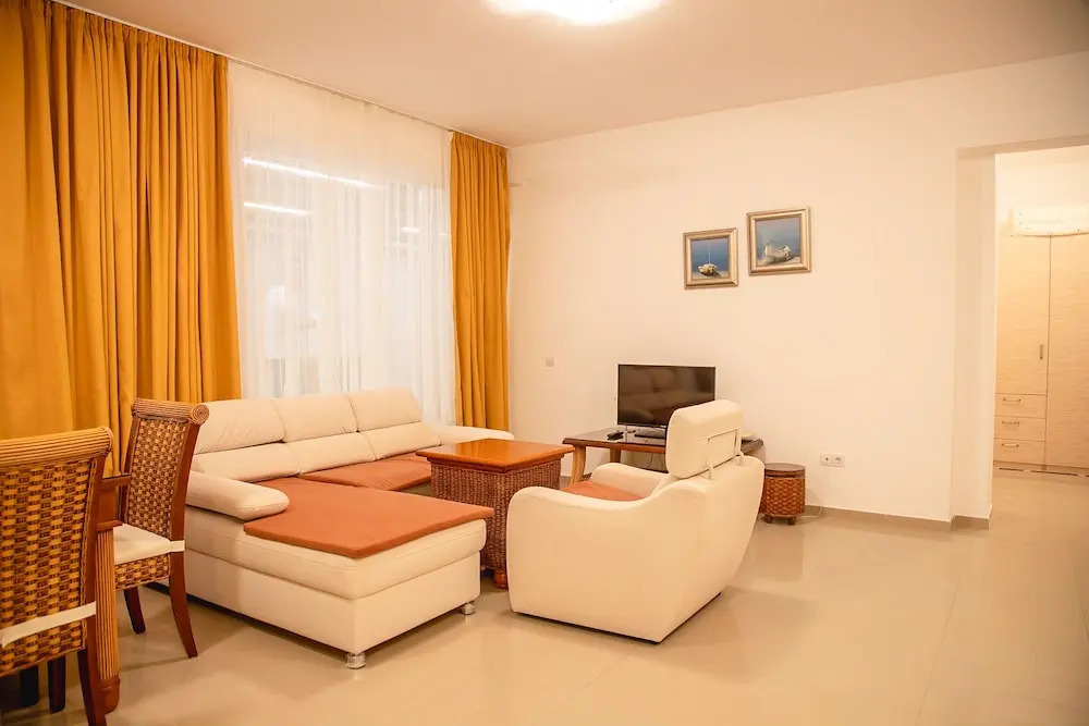 FM Deluxe 2-BDR Apartment with Pool & Sea View in Sun Resort
