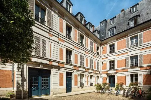 Les Demoiselles à Versailles - Au Pied du Château