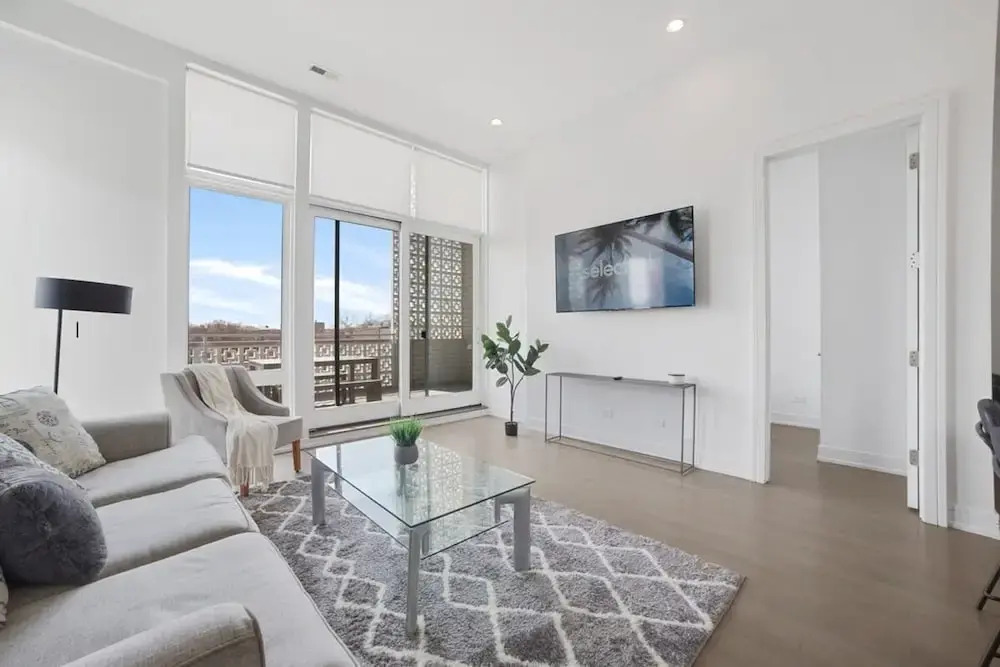 Stunning 4BD Penthouse in Ukrainian Village