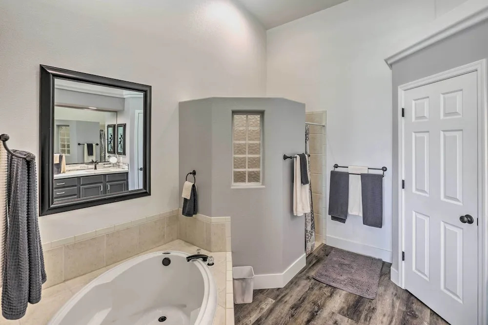 Sunny Snowbird's Retreat w/ Lake Havasu Views!