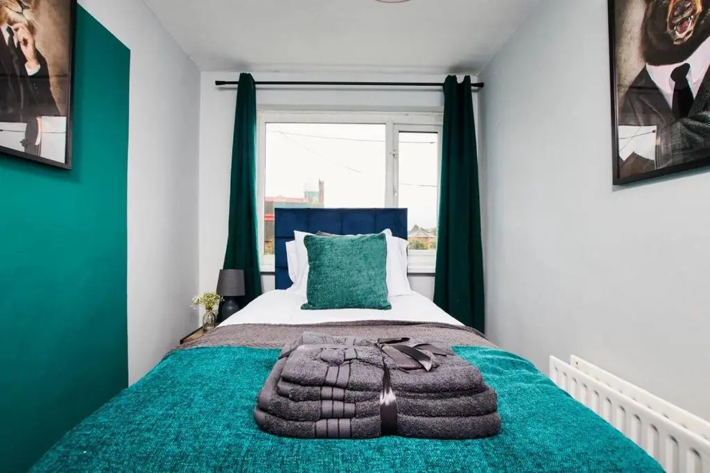 Sleek and Stylish 3 Bed House - Great Location