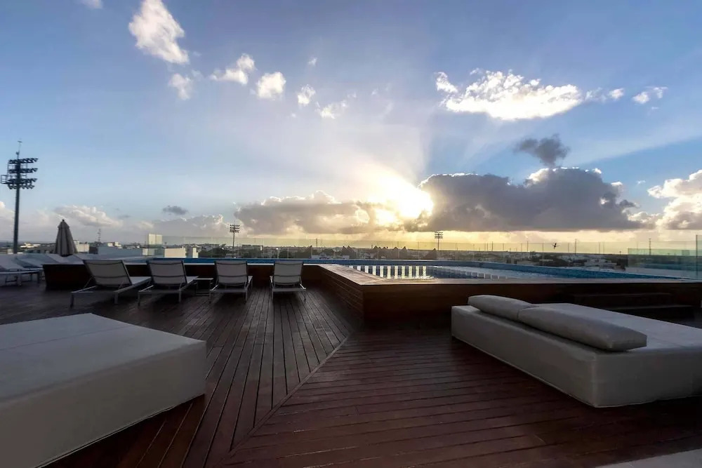 One Bedroom, Great Location, Large Roof Pool With Beautiful Views, Gym