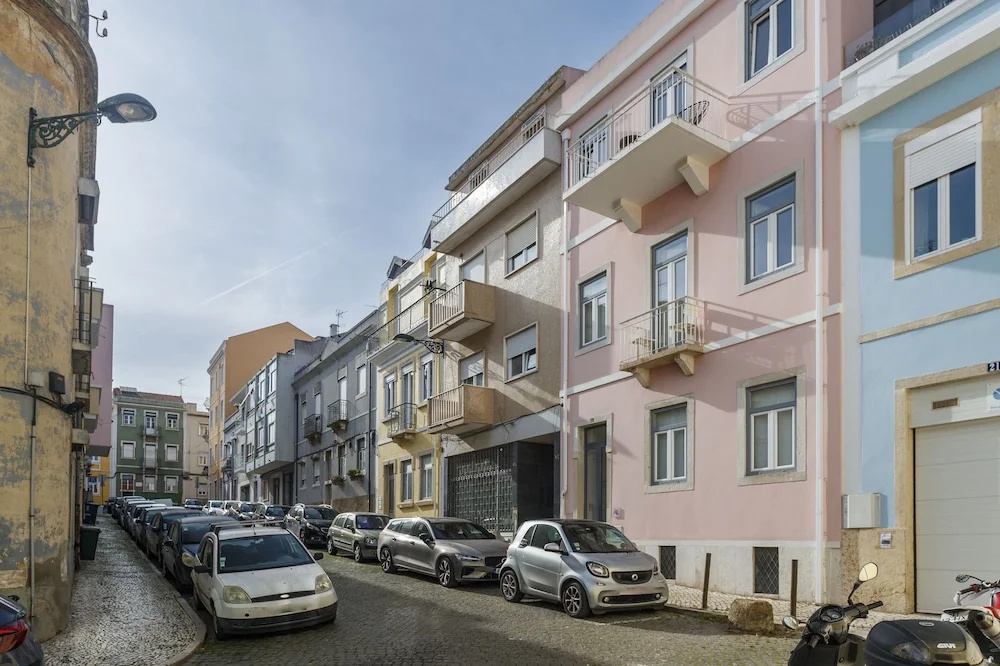 Barbadinhos Apartments in Lisbon Historic Neighborhood
