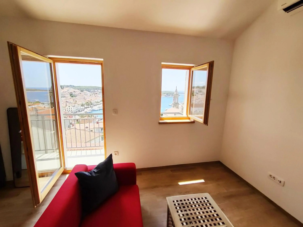 Brand new apt W balcony & perfect seaview at center