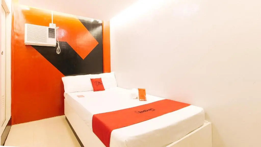 RedDoorz @ Walk Inn Hotel