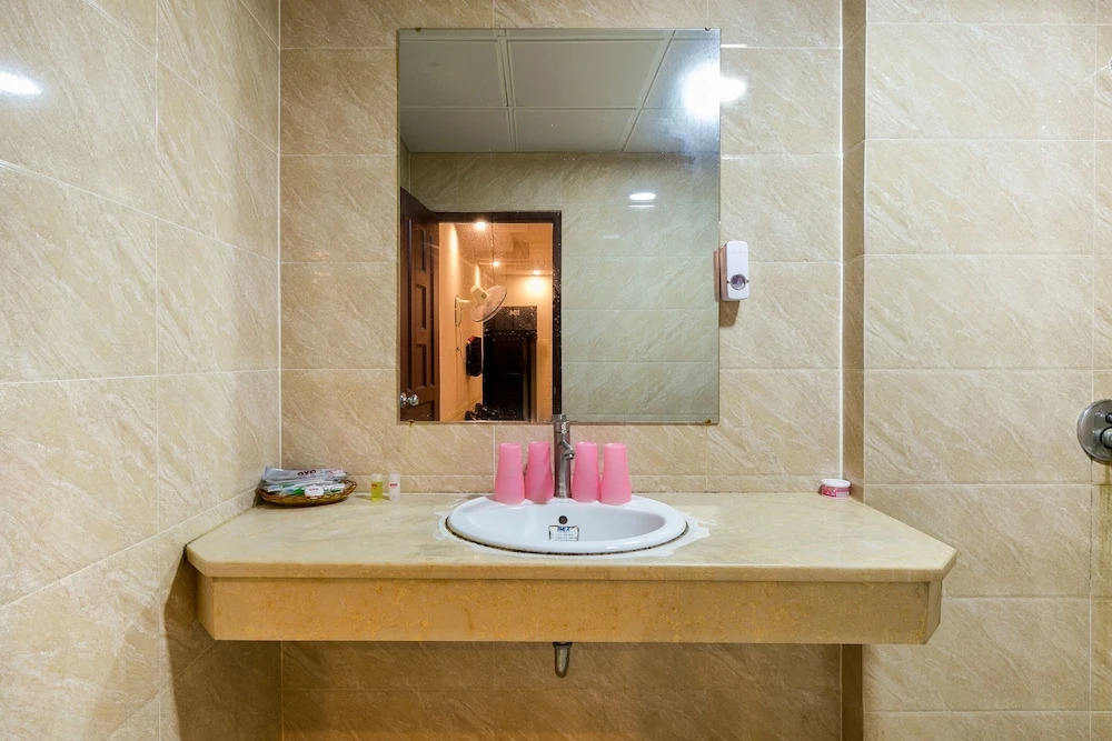 Habana Hotel by OYO Rooms
