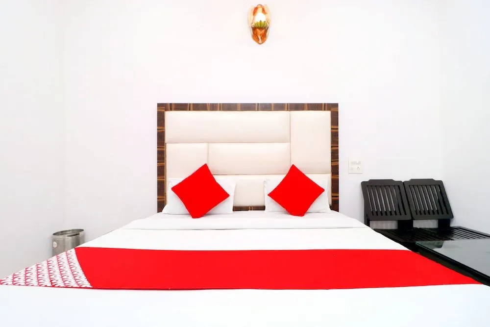 Oyo 43845 Hotel Red Velvet Inn