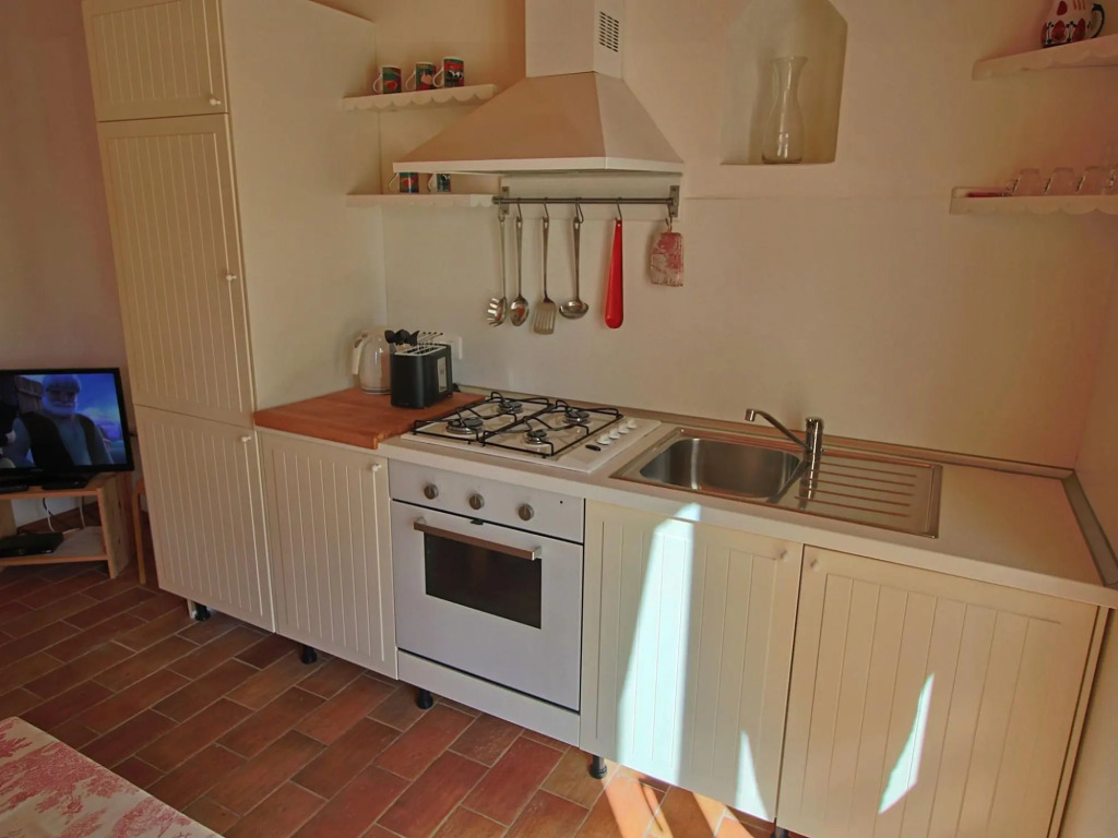 Cottage in Montelabbate with Pool & Forest