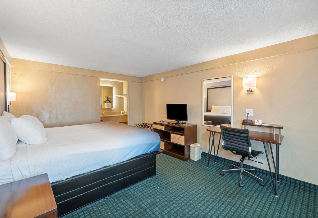 Super 8 by Wyndham Lantana West Palm Beach