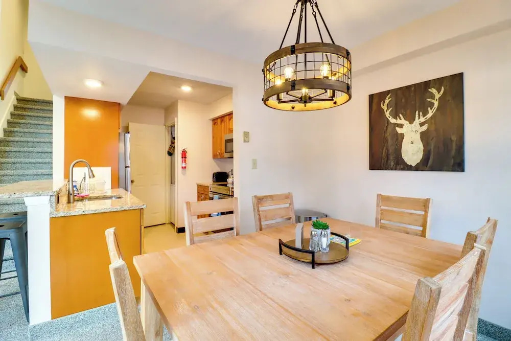 Game Room & Bbq: Waterfront Lake Harmony Condo!