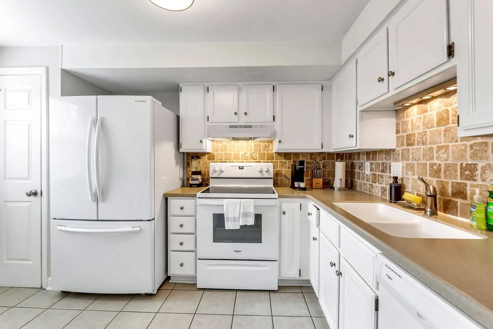 Stylish, spacious Uptown Condo! Perfect for large families and groups! Private patio! Minutes from downtown and airport!