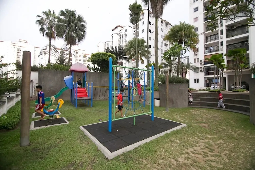 Charming 3BR Home in Quiet Neighbourhood