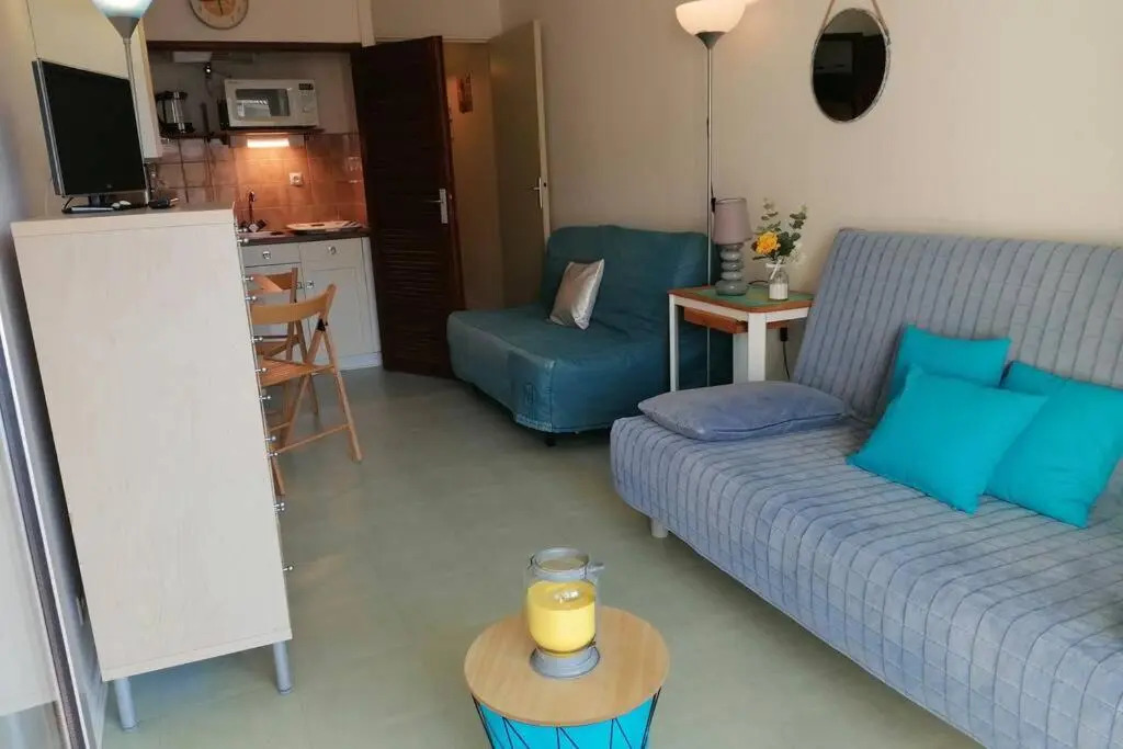 agréable studio avec terrasse à150m de la plage